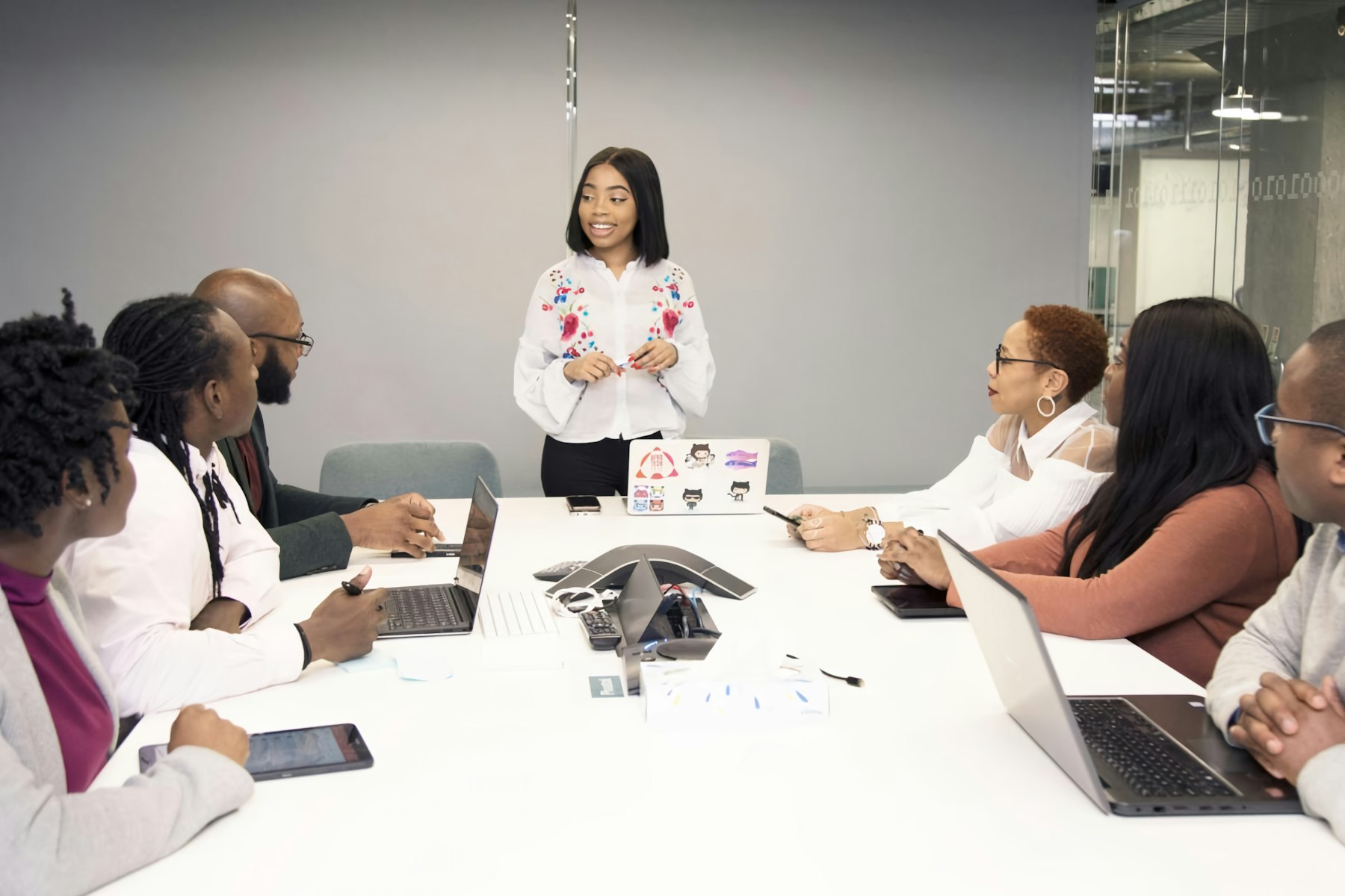 Trois collaborateurs réunis autour d'un ordinateur portable lors d'une session de travail