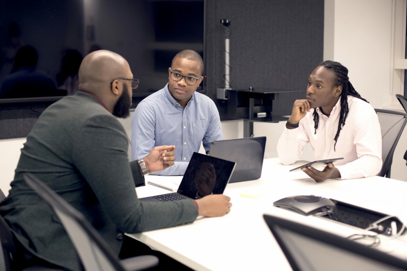 Réunion de travail autour d'une table, plusieurs collaborateurs en discussion