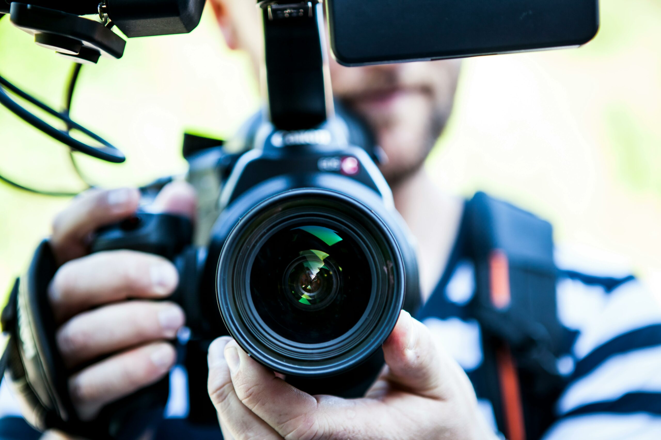 EXI PROD est l’offre spécialisée en communication institutionnelle, production audiovisuelle professionnelle et stratégies médiatiques d’impact.